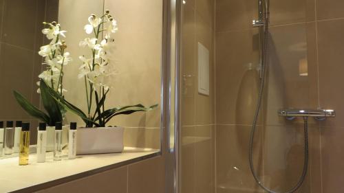 a bathroom with a shower with a plant on a shelf at Citystay Living - The Vie in Cambridge