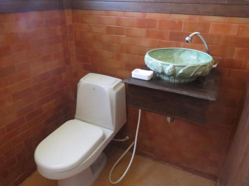 Baanlek Home Stay tesisinde bir banyo