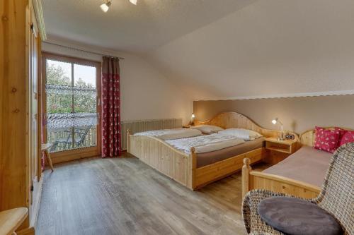 a bedroom with two beds and a window at Wofahanslhof in Eschlkam