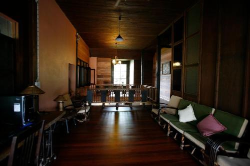 - un salon avec un canapé et une table dans l'établissement Baan Hanibah, à Chiang Mai
