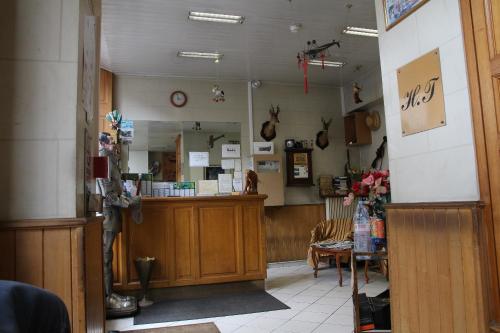 un restaurante con una barra y una mesa en una habitación en Hotel Telemaque en París