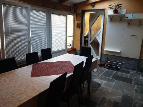- une salle à manger avec une table et des chaises dans l'établissement Apartment & olive oil Valuma, à Koper