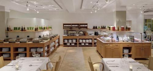 Un restaurante u otro lugar para comer en Precise Resort Marina Wolfsbruch - Familienapartments