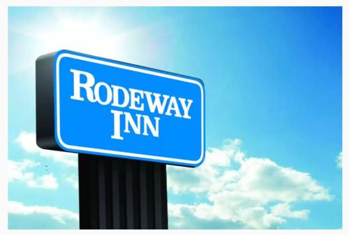 a blue road way limit sign on a pole at Rodeway Inn Richland - Jackson South in Richland
