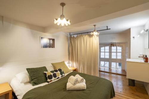 une chambre avec un grand lit et une cuisine dans l'établissement Le Parvis-Beau Duplex centre, à Rennes