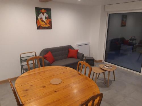 un salon avec une table en bois et un canapé dans l'établissement La Meunière, à Montmerrei