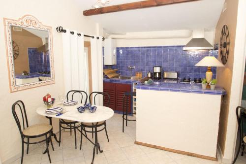 une cuisine avec une table et des chaises dans une pièce dans l'établissement Maillot, à Cannes