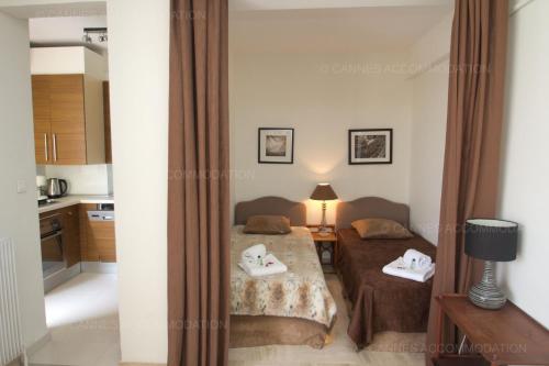 une chambre avec deux lits dans une pièce dans l'établissement Velapop, à Cannes