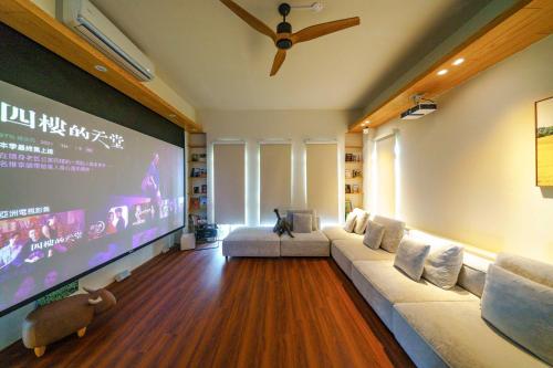 河岸好日子包棟花園民宿にあるテレビまたはエンターテインメントセンター