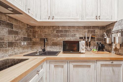 a kitchen counter with a microwave and a sink at TatrApart in Zakopane