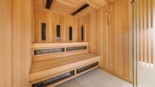 a small sauna with wooden walls and wooden cabinets at Nexo, Sun & Snow in Puck