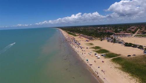 an aerial view of a beach with a group of people at Residencial Santos in Nova Viçosa