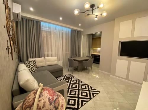 Televisyen dan/atau pusat hiburan di VIP apartment in Odessa