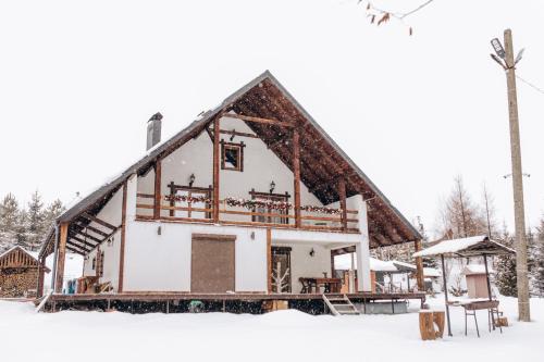 una casa siendo construida en la nieve en Dolyna Mykolaya, en Migovo