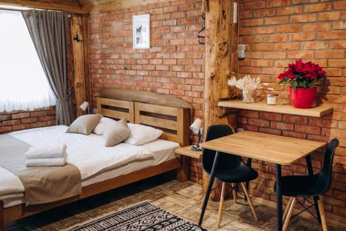 ミホヴォにあるDolyna Mykolayaのベッドルーム1室(ベッド1台、テーブル、デスク付)