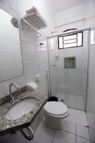 ein Badezimmer mit Waschbecken und Toilette in der Unterkunft Hotel King in Sao Jose do Rio Preto