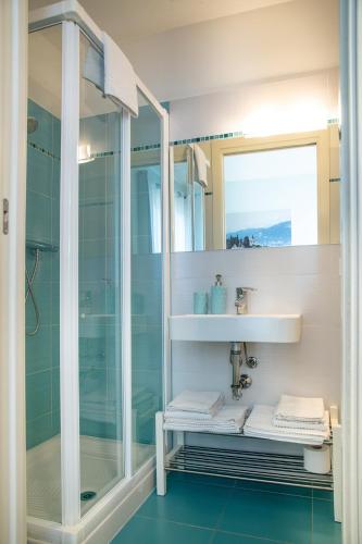 a bathroom with a shower and a sink at Via Verdi B&B in Vago
