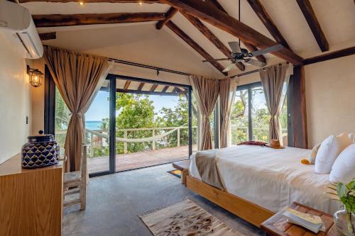Кровать или кровати в номере Villa Pescadores Tulum-Beachfront hotel by Ahau Collection