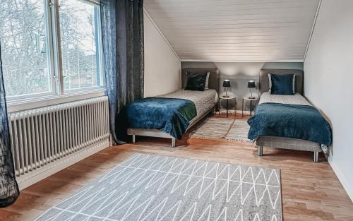 弗雷德里克斯堡的住宿－Säfsen House • Spacious updated home • Close to the slopes!，一间卧室设有两张床和窗户。