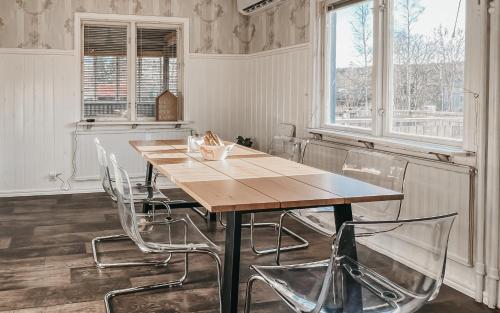 a dining room with a wooden table and chairs at Säfsen House • Spacious updated home • Close to the slopes! in Fredriksberg