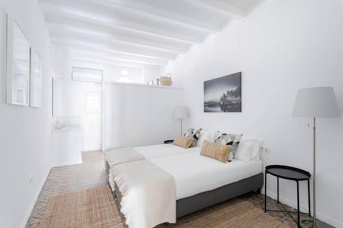 Een bed of bedden in een kamer bij Exquisite&historic Flat With Rooftop