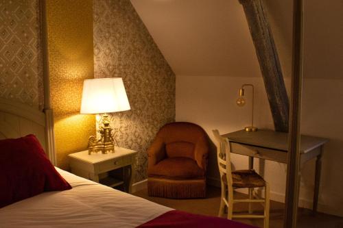 Tempat tidur dalam kamar di Appart Hôtel La vie est belle