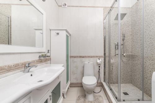 y baño con aseo, lavabo y ducha. en Gagarin Plaza Panoramic Sea View Apartment, en Odessa