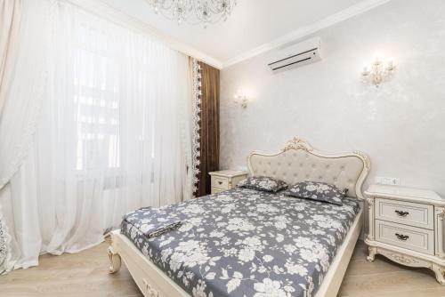 Habitación blanca con cama y ventana en Gagarin Plaza Panoramic Sea View Apartment, en Odessa