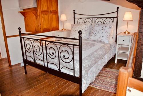 una camera da letto con un letto e due comodini di Charming duplex in the heart of the village - Charmant duplex au coeur du village - a Saint-Tropez