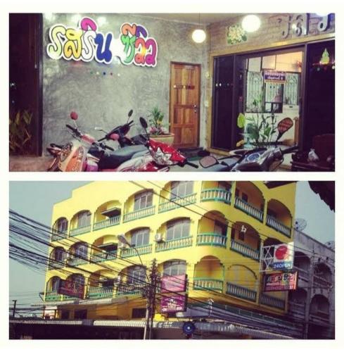 duas fotos de um prédio com motos estacionadas na frente em รสริน ซีวิว em North Pattaya
