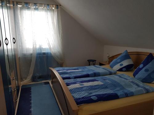 sypialnia z 2 łóżkami i oknem w obiekcie Heideperle3a w mieście Mönchhagen