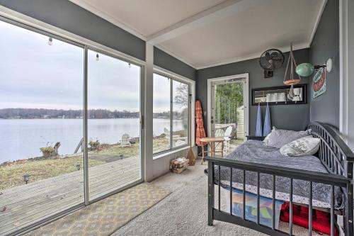 Un dormitorio con una cama y vista al agua. en Waterfront Cable Lake Cabin with Grill!, en Woodland Beach