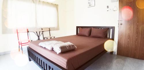a bedroom with a large bed in a room at รสริน ซีวิว in Pattaya North
