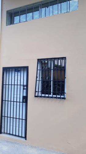 dos ventanas en el lateral de un edificio blanco en APARTAMENTO ZONA COLONIAL, en Santo Domingo