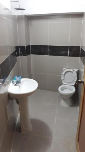 y baño con lavabo blanco y aseo. en APARTAMENTO ZONA COLONIAL en Santo Domingo