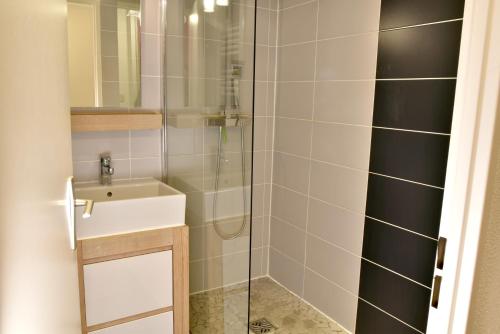 een badkamer met een douche en een wastafel bij Le Byblos 9 - Vue Mer - Climatisation in Plage dʼArgelès
