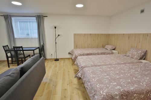 Tempat tidur dalam kamar di River Park apartments Ukmerge