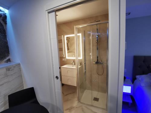 a bathroom with a shower and a sink at Loft con Jacuzzi os Arcos in Sober
