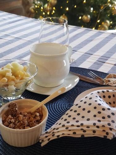 a table with a bowl of food and a bowl of nuts at Cabañas Puente Negro in Puente Negro