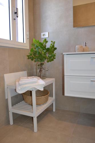 een badkamer met een tafel met een plant erop bij Residenza "I Tre Carrubi " in Fasano