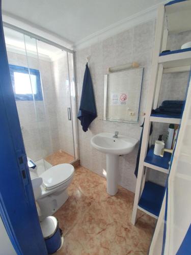 La petite salle de bains est pourvue de toilettes et d'un lavabo. dans l'établissement Relaxlanzarote, à Punta de Mujeres
