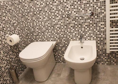 bagno con servizi igienici e bidet di Trebbia House a Piacenza