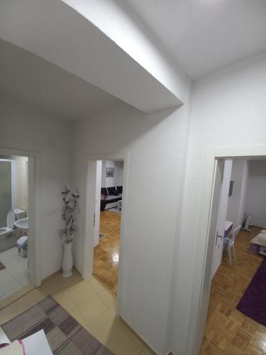 ein Wohnzimmer mit weißen Wänden und einem Flur in der Unterkunft Apartment Martin in Ohrid
