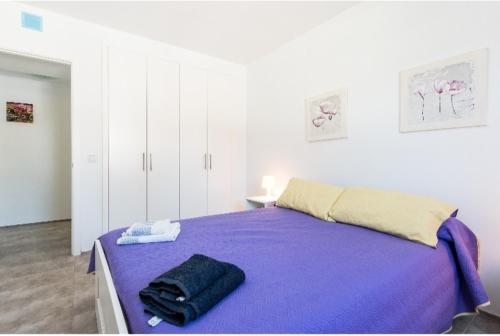 Tempat tidur dalam kamar di Tranquilo apartamento. Piscina, playa y relax.
