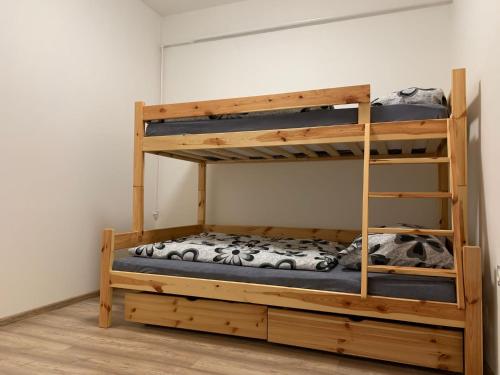 een slaapkamer met 2 stapelbedden in een kamer bij Apartmán na náměstí in Králíky