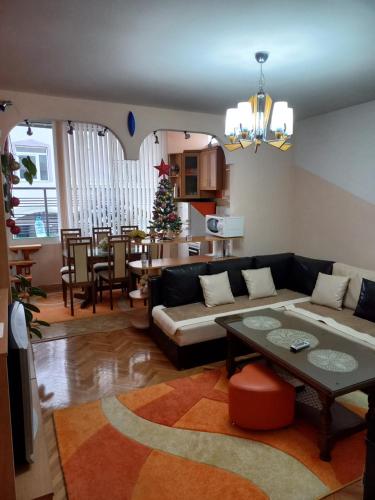 een woonkamer met een bank en een tafel bij Lidija Apartment in Ohrid