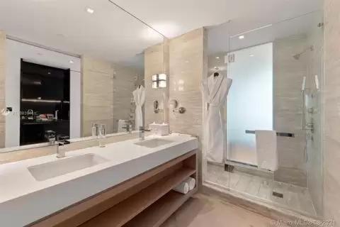 Ένα μπάνιο στο Residences Suite South Beach