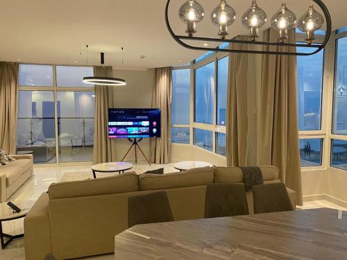 a living room with a couch and a tv at شقة فاخرة vip مطلة على البحر برج المسارات in Jeddah