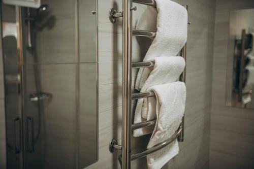 a towel rack in a bathroom with towels at Дбайлива Ципа in Mizhhirʼʼya