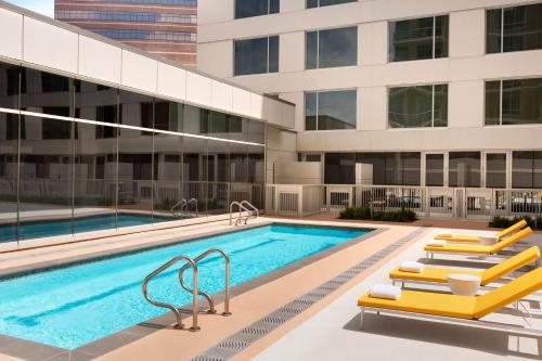 una imagen de una piscina en un edificio en InterContinental Houston, an IHG Hotel, en Houston